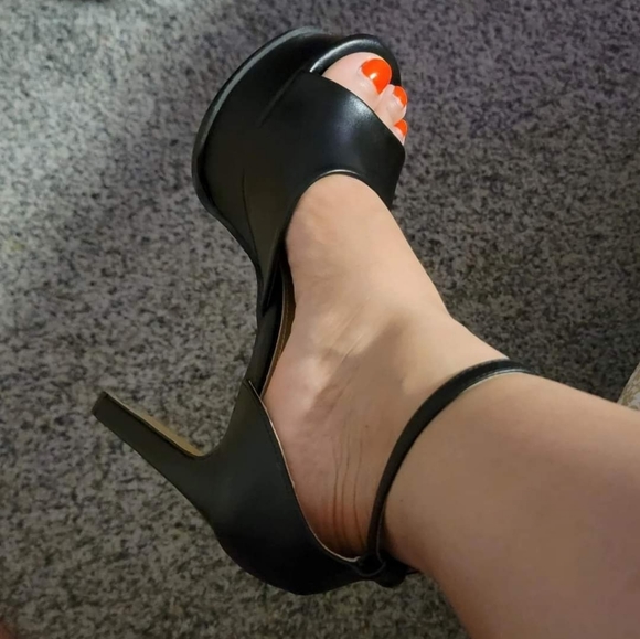 Black platform heels with ankle strap - Picture 3 of 4